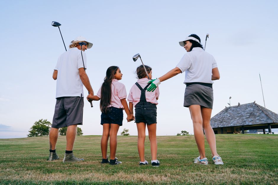 Rodina hrá minigolf pri jazierku